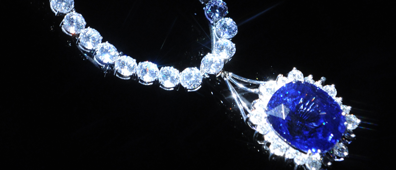 This sapphire necklace is exquisite.