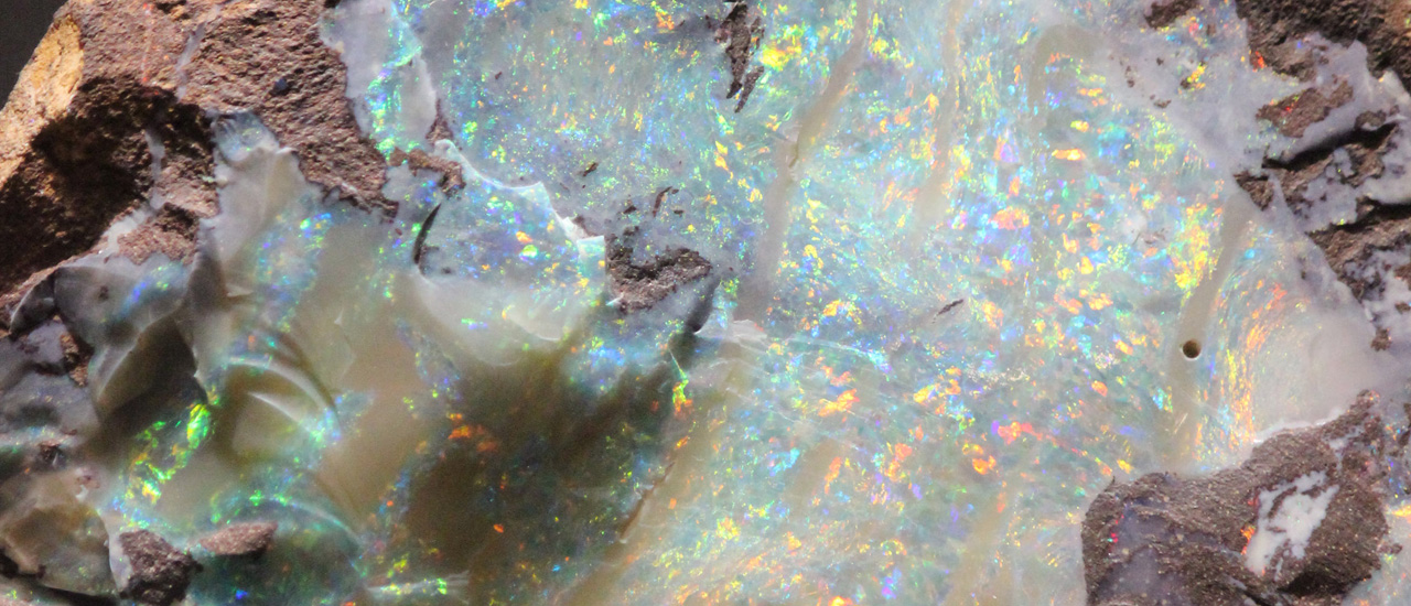 Toddler-sized boulder reveals opal crystals!