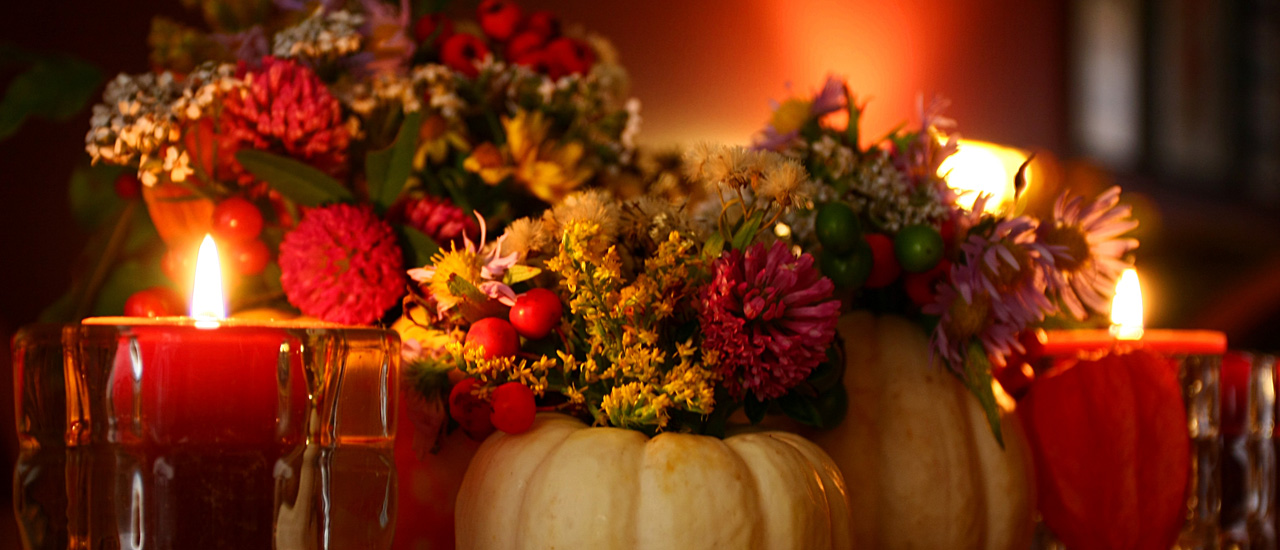 Simple and elegant Thanksgiving table decorations.